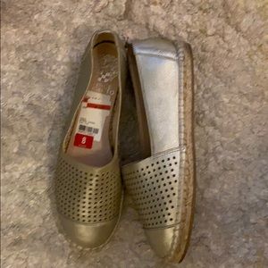 NWT Vince Camuto Gold Leather Flats